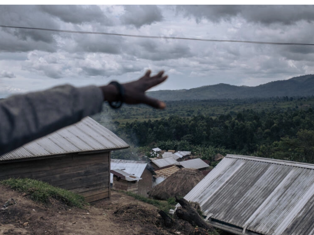Un homme pointe vers un village dans les environs de Kishishe, le 5 avril 2023, où le M23 aurait massacré au moins 170 civils, selon un rapport de l'ONU. © Alexis Huguet / AFP