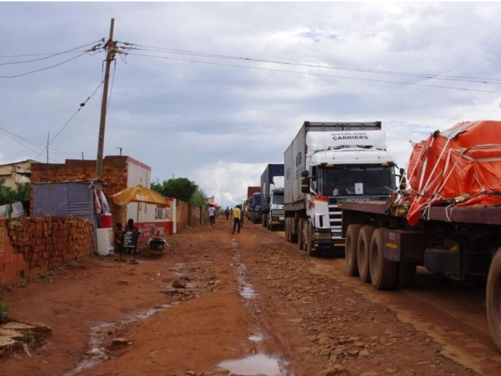 La RDC et la Zambie dépendent fortement du transport routier pour leurs échanges de minerais et sont donc parfois soumis à des retards et problèmes conséquents. Ici, des camions bloqués à la frontière entre les deux pays, à Kasumbalesa, le 13 février 2014. © Lucien Kahozi / AFP