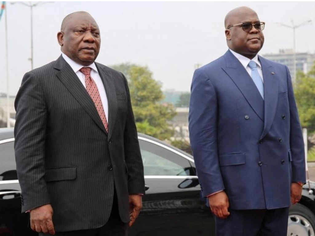 Le président de la RDC, Félix Tshisekedi (à droite), a accueilli son homologue sud-africain, Cyril Ramaphosa, à Kinshasa le 6 juillet 2023. À cette occasion, il a réaffirmé sa position ferme face au M23 qui cherche à dialoguer avec le pouvoir. REUTERS - JUSTIN MAKANGARA