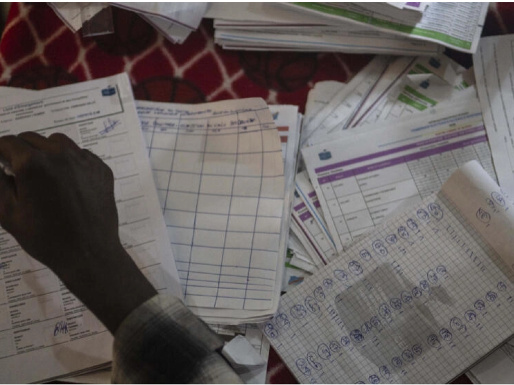 Les responsables des élections et des partis comptent et vérifient les bulletins de vote dans un bureau de vote un jour après les élections présidentielles, à Kinshasa, le 21 décembre 2023. AP - Mosa'ab Elshamy