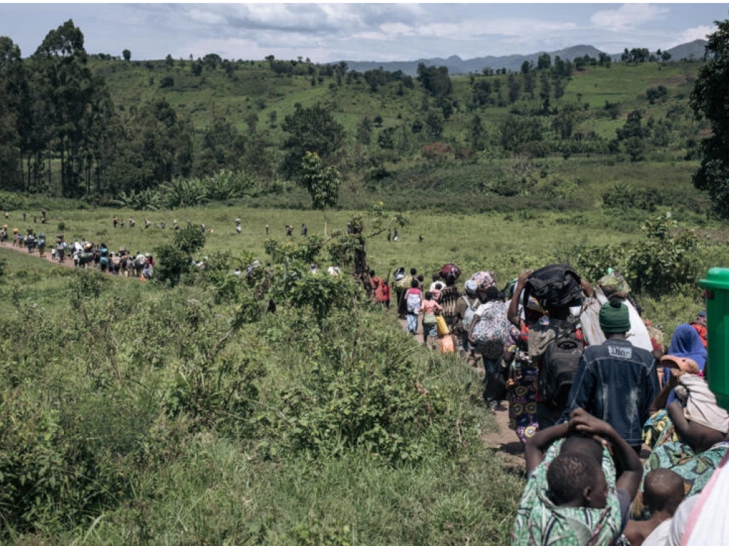 Selon l'ONU, les civils sont les premiers à pâtir de la dégradation sécuritaire qui frappe la RDC, le pays atteignant désormais un record de près de 7 millions de déplacés fuyant la violence. Ici, des résidents du Rutshuru fuient les attaques du M23 le 26 octobre 2023. © Alexis Huguet / AFP