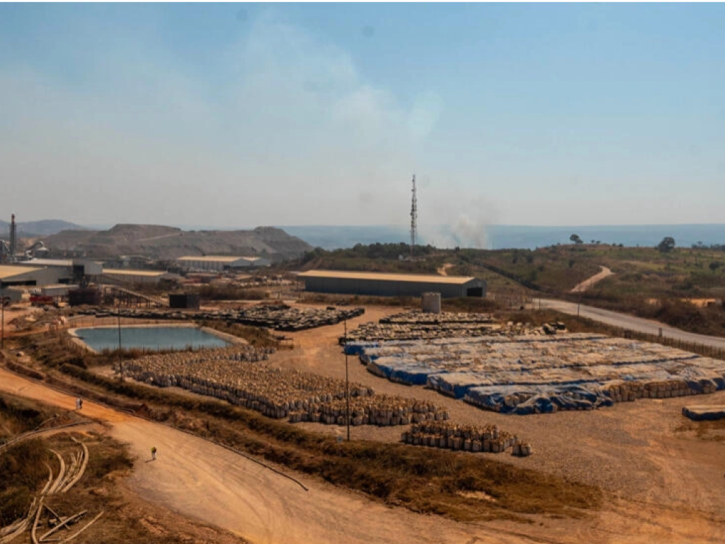 Vue générale d'une partie des dizaines de milliers de tonnes de cuivre et de cobalt stockées dans la mine de Tenke Fungurume, dans le sud-est de la RDC, le 17 juin 2023. Un différend entre les autorités congolaises et la société chinoise CMOC qui, propriétaire de la mine, a stoppé les exportations pendant des mois. La République démocratique du Congo produit plus de 70% de l’approvisionnement mondial en cobalt. Le métal est un composant essentiel des batteries et est considéré comme la clé de la transition 
