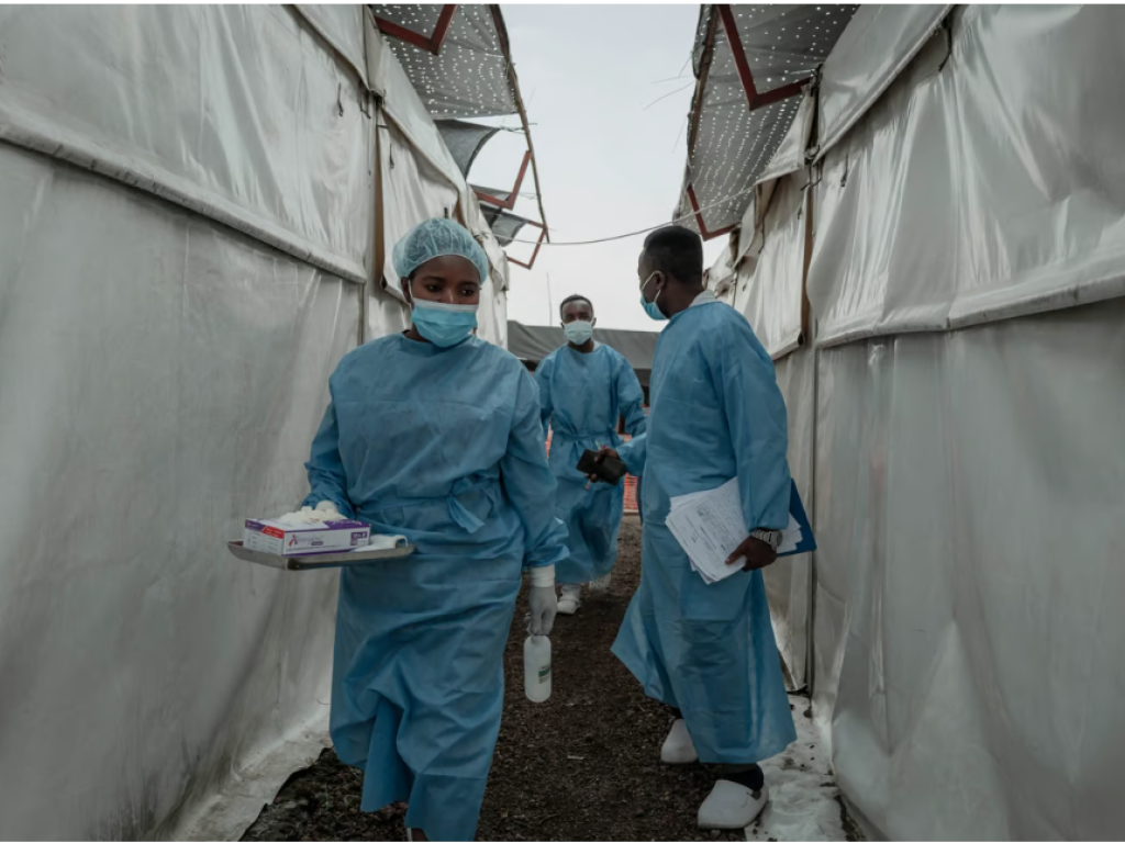 Des personnels de santé au centre de traitement Mpox, à l’hôpital général de référence Nyiragongo, au nord de Goma, le 17 août 2024. © GUERCHOM NDEBO/AFP