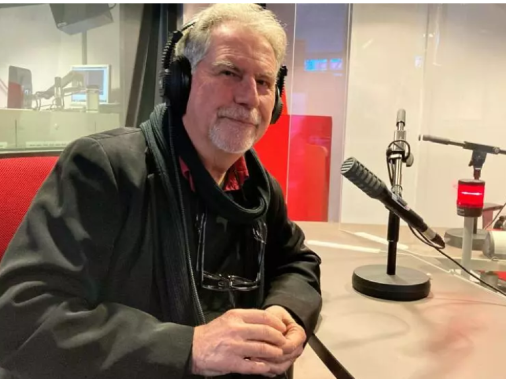 Le réalisateur belge Thierry Michel dans les studios de RFI, le 14 mars 2022. © RFI/Laurent Correau