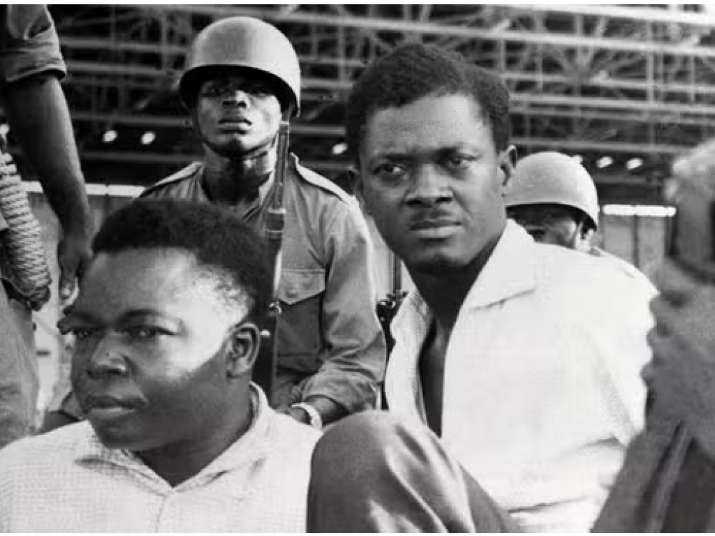 Le premier ministre de la République du Congo-Léopoldville (future RDC) de l’époque, Patrice Lumumba (ici à droite), et le deuxième vice-président du Sénat, Joseph Okito (ici à gauche), sont arrêtés à Léopoldville (aujourd’hui Kinshasa, RDC) en décembre 1960. STRINGER / AFP