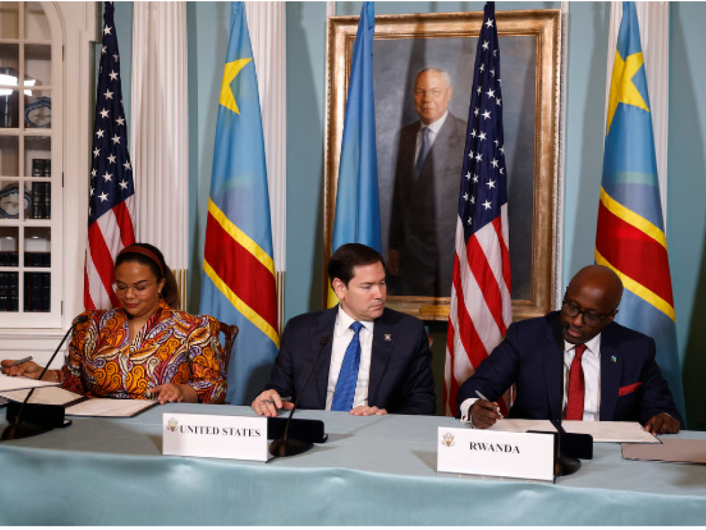 Le ministre rwandais des Affaires étrangères, Olivier Nduhungirehe (à d.), avec le secrétaire d’État américain, Marco Rubio (au c.), et la ministre des Affaires étrangères de la RDC, Thérèse Kayikwamba Wagner, lors des discussions d’avril 2025, à Washington, aux États-Unis. © Kevin Dietsch / Getty Images North America / Getty Images via AFP