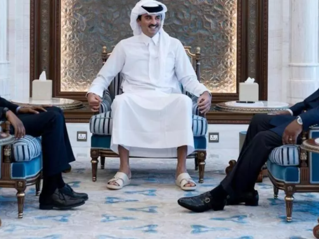 Le président du Rwanda, Paul Kagame (à gauche), l'émir du Qatar, Tamim ben Hamad al-Thani (au centre), et le président de la RDC, Félix Tshisekedi (à droite), réunis à Doha le 18 mars 2025. © via REUTERS - Qatar's Ministry of Foreign Affairs