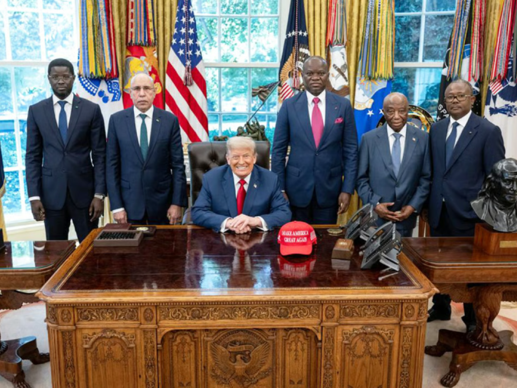 De gauche à droite : Bassirou Diomaye Faye, Mohamed Ould Ghazouani, Brice Clotaire Oligui Nguema, Joseph Boakai et Umaro Sissoco Embalo entourent Donald Trump dans le Bureau ovale à la Maison-Blanche, le 9 juillet 2025. © Présidence de la République Gabonaise