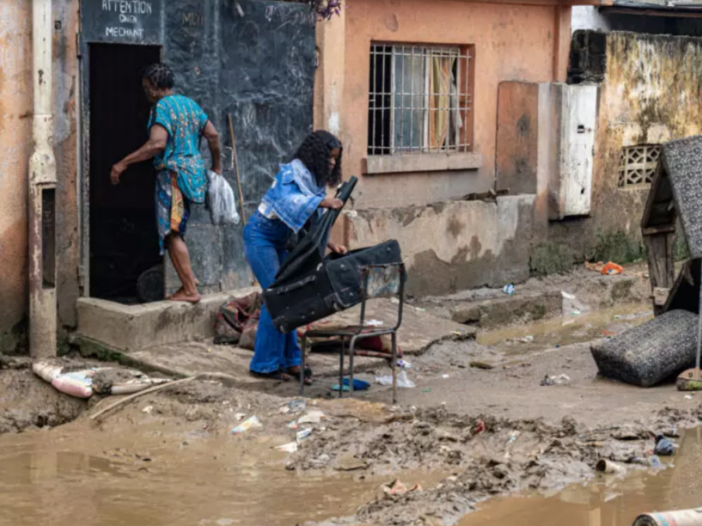 Le 15 juin 2025, des habitants de Kinshasa tentent de sauver quelques effets personnels de leurs habitations après les pluies diluviennes et les inondations qui ont frappé la ville la veille. © Hardy Bope / AFP