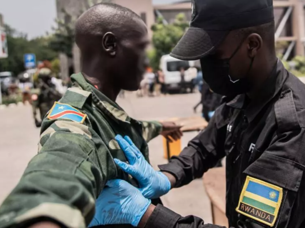 Un membre des FDLR fouillé par un policier rwandais, à la frontière à Goma, le 1er mars 2025. © Jospin Mwisha/AFP