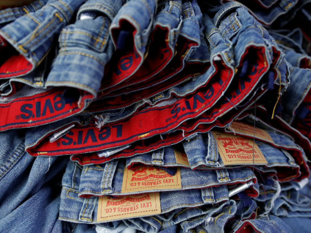 Des jeans Levis prêts pour l’exportation dans l’usine de la zone franche industrielle d’exportation (EPZ) de United Aryan, qui fonctionne dans le cadre de l’Agoa, à Nairobi, le 4 avril 2025. © REUTERS/Thomas Mukoya
