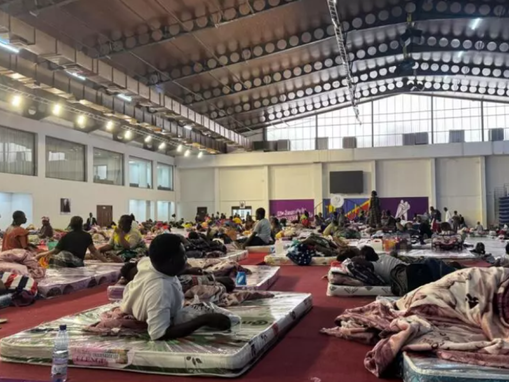 Des sinistrés des inondations ayant trouvé refuge dans un gymnase jouxtant le stade Tata-Raphaël, le 7 avril 2025 à Kinshasa. © Paulina Zidi/RFI
