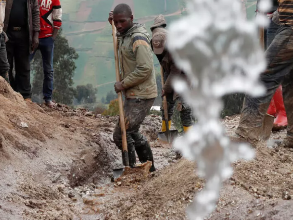 Un travailleur dans une mine de coltan à Birambo, dans le Nord-Kivu, en RDC, le 1er décembre 2018. © Goran Tomasevic / REUTERS