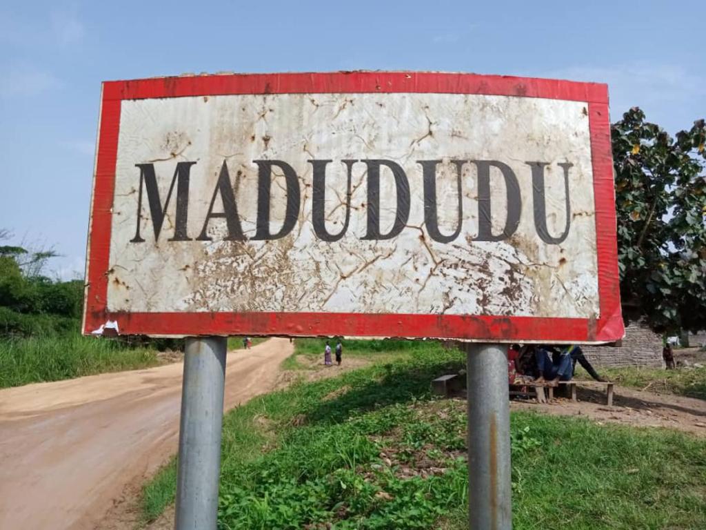 La pancarte désignant le village Mudududu en lisière entre les territoires d’Irumu et Mambasa, dans la province de l’Ituri, où la population fait face à l’activisme des groupes armés. Radio Okapi/Ph. Ezechiel Muzalia
