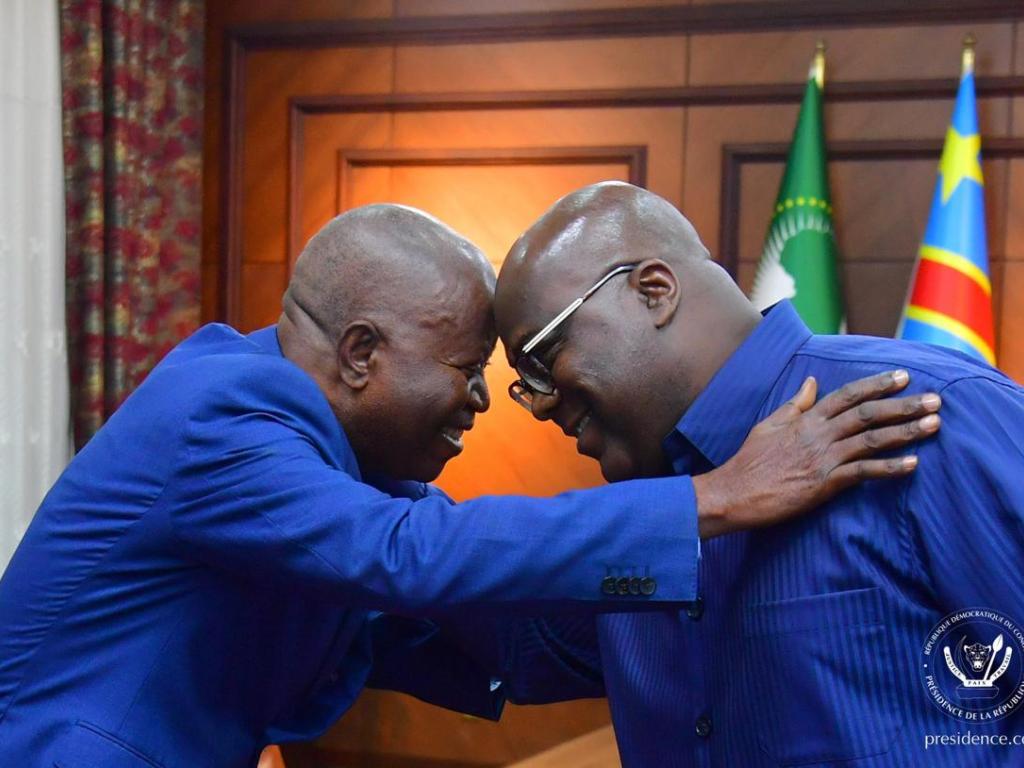 Accolade entre Félix Tshisekedi et Adolphe Muzito mercredi 2 juillet 2025 à la Cité de l’Union africaine à Kinshasa. Photo/Presidence RDC