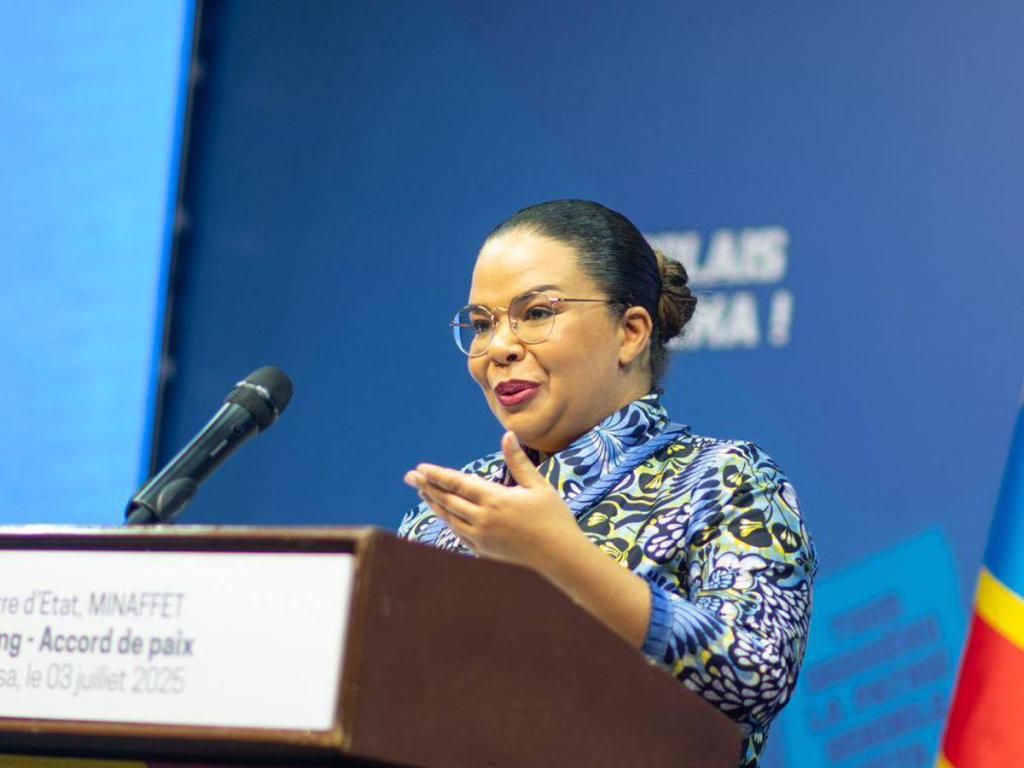 a ministre d'Etat en charge des Affaires étrangères, Therese Kayikwamba Wagner, lors du briefing de presse coanimé, jeudi 3 juillet 2025, avec son collègue de la Communication et Médias, à Kinshasa.