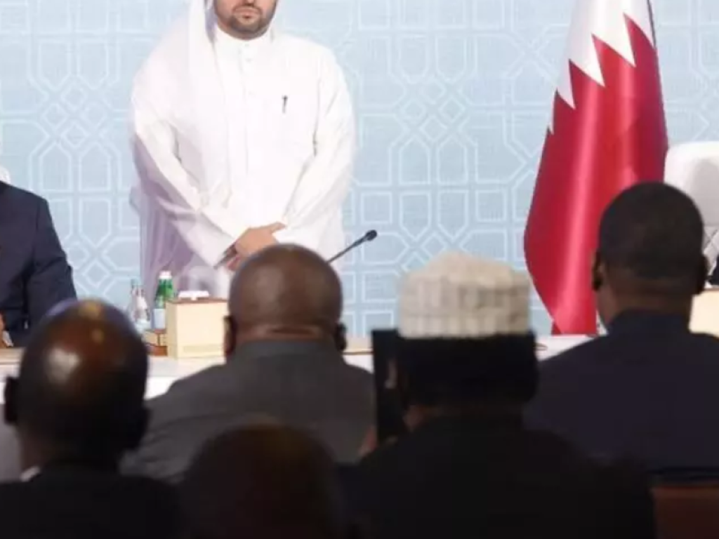 Le représentant de la RDC Sumbu Sita Mambu et le secrétaraire exécutif de l'AFC/M23 Benjamin Mbonimp lors de la signature d'un accord de principe entre les deux parties à Doha au Qatar, le 19 juillet 2025. © Karim Jaafar / AFP