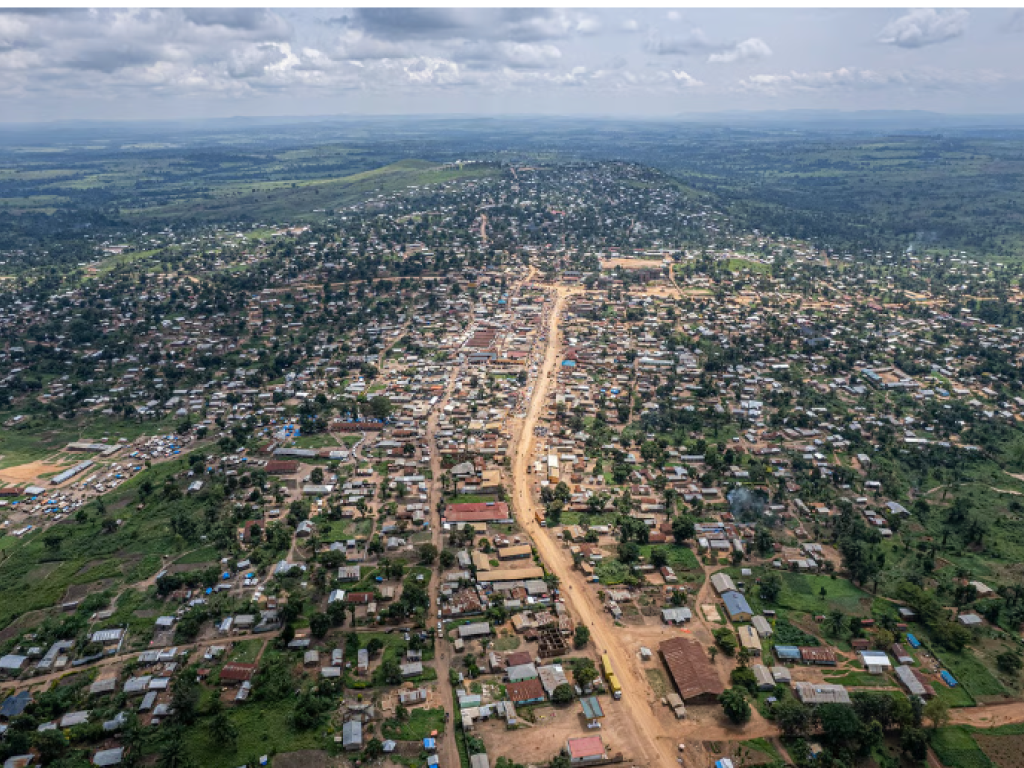 La ville de Komanda, en Ituri, le 30 août 2023. Ici, une attaque contre une église attribuée à des rebelles islamistes a fait plus de 30 morts, le 27 juillet 2025. © GLODY MURHABAZI / AFP