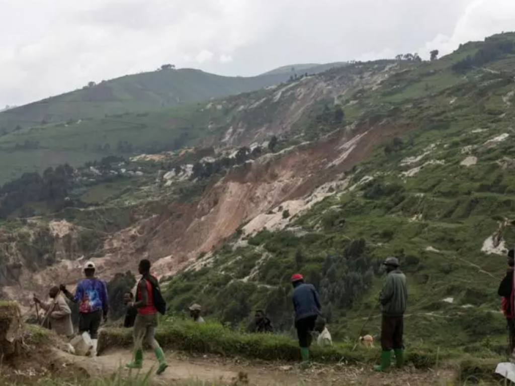 Des mineurs se dirigent vers les fosses minières à Rubaya, le 5 mars 2025. On estime que l'est de la RDC détient entre 60% et 80% des réserves mondiales de coltan, minerai essentiel à la fabrication d'équipements électroniques. AFP - CAMILLE LAFFONT