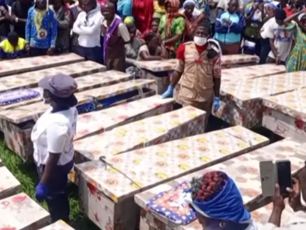Funérailles, le 28 juillet 2025, des victimes de l'attaque rebelle à Komanda, à l'est de la RDC. © AFP-TV