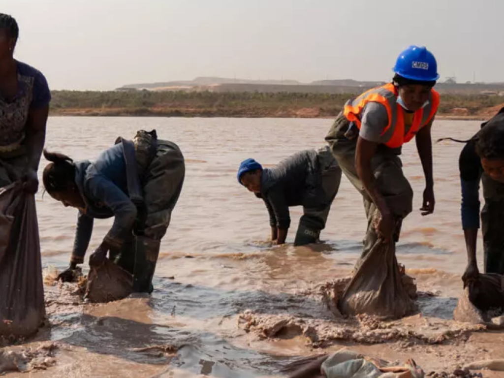 Des femmes lavent du minerai dans la mine artisanale de cuivre-cobalt de Kamilombe, près de la ville de Kolwezi, dans le sud-est de la République démocratique du Congo, le 20 juin 2023. AFP - EMMET LIVINGSTONE