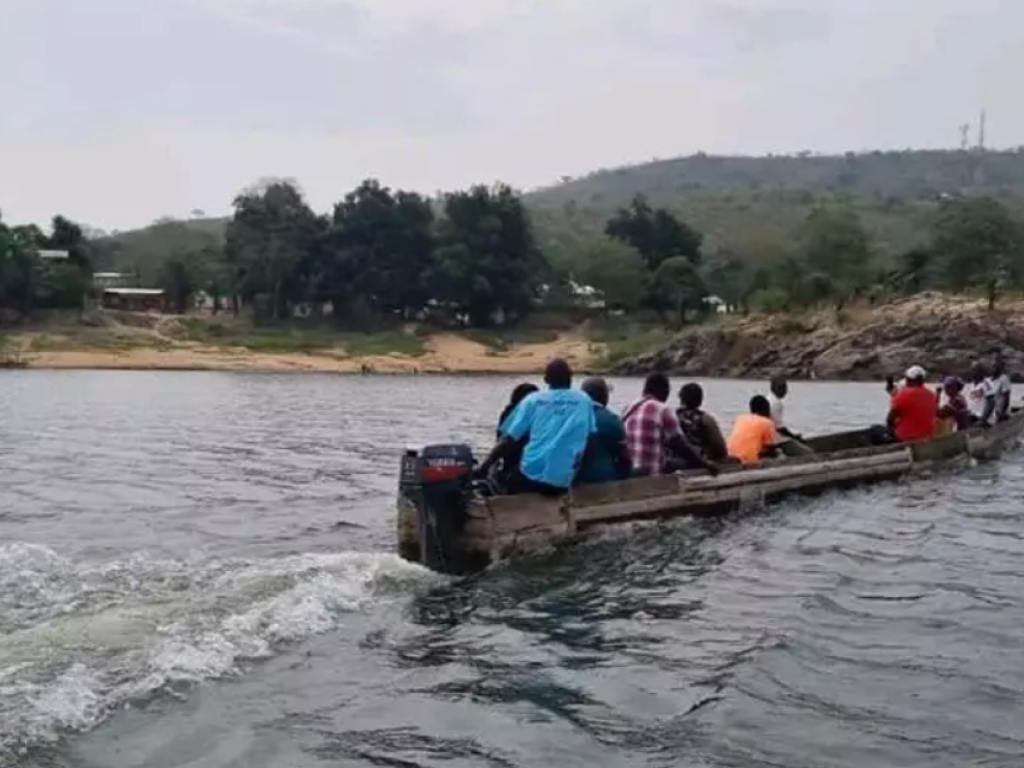Des pirogues et bacs qui favorisent l'interdépendance entre la capitale Bangui et Zongo où le secteur informel domine largement l’activité économique. © Rolf Domia-leu/RFI