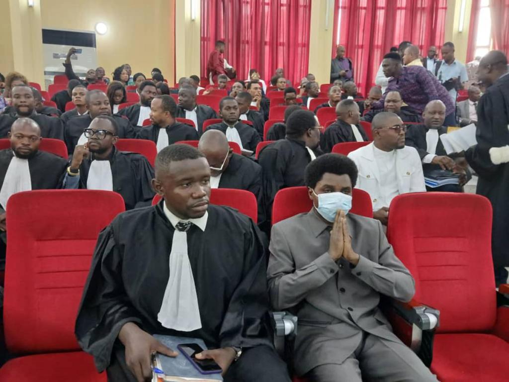 L'ancien ministre de la Justice, Constant Mutamba, entouré de ses avocats, à l'audience de mercredi 23 juillet 2025, de son procès devant la Cour de cassation. Radio Okapi/Jeef Ngoy