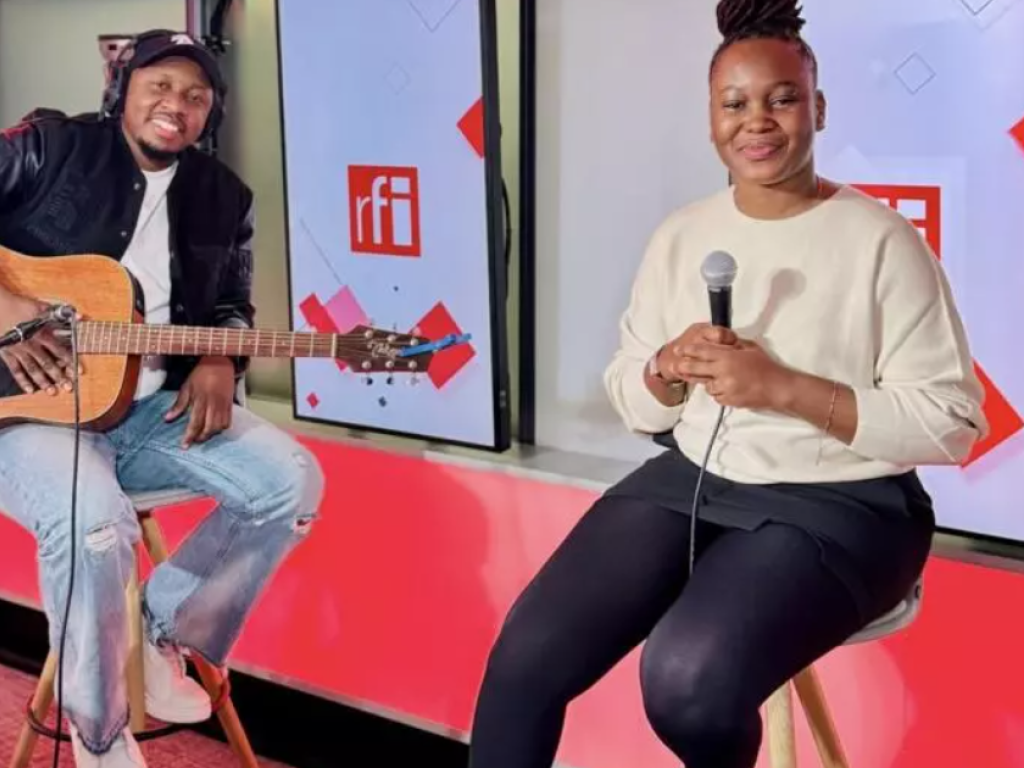 Céline Banza accompagnée du guitariste Joel Mava dans les studios de RFI. © Hervé Mandina / RFI