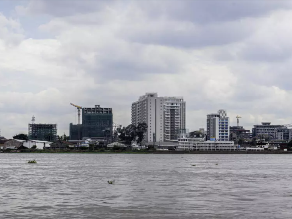 [Image d'illustration] Vue d'ensemble des bâtiments de la ville de Kinshasa, capitale de la République démocratique du Congo, depuis le fleuve Congo le 7 novembre 2025. AFP - GLODY MURHABAZI