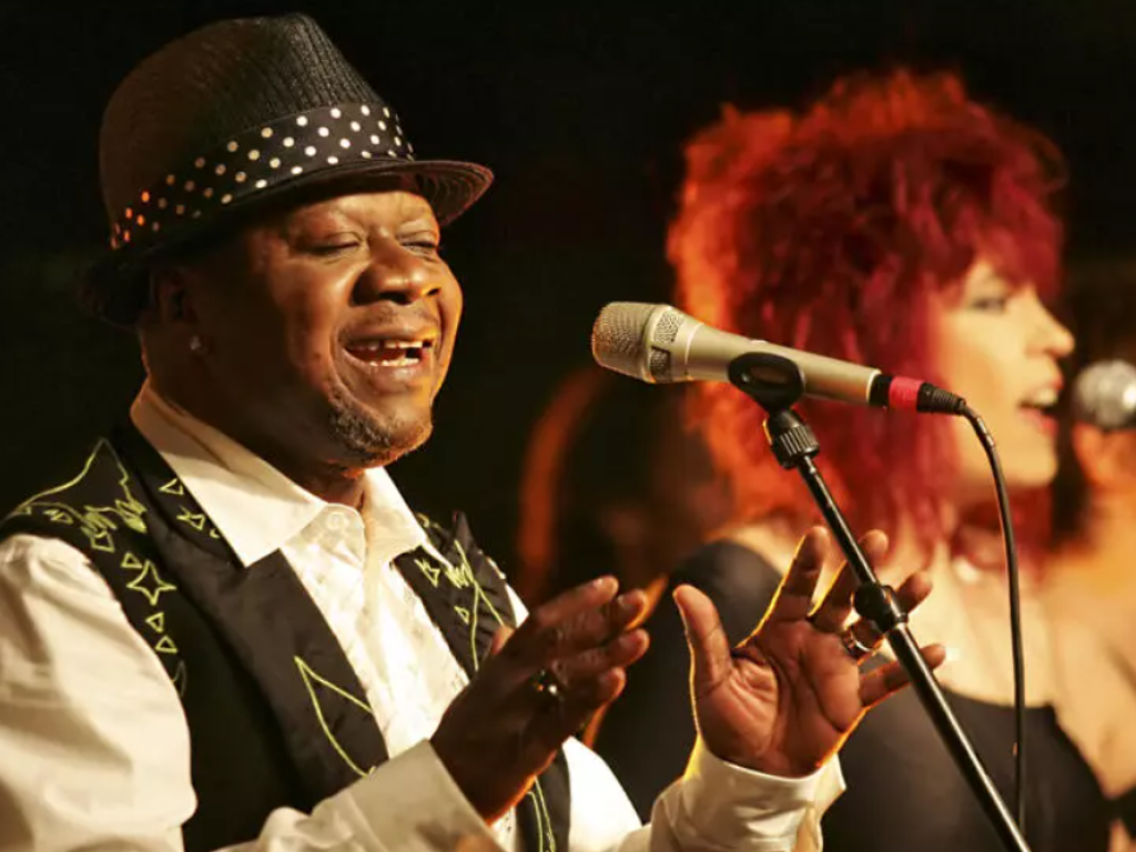Le chanteur congolais Papa Wemba sur la scène du New Morning le 15 février 2006 à Paris. © Pierre Verdy / AFP