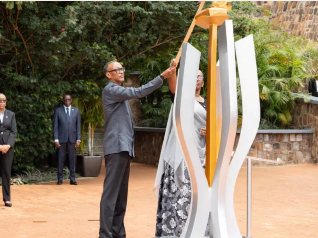 Le président rwandais Paul Kagame (au centre) et la première dame du Rwanda, Jeannette Kagame (deuxième à droite), allument la flamme au mémorial de Gisozi à l'occasion des commémorations du 31e anniversaire du génocide rwandais de 1994, à Kigali, le 7 avril 2025. AFP - PALOMA LAUDET